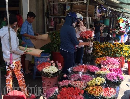 Giá hoa đắt đỏ sát ngày Valentine, người mua vẫn ùn ùn ảnh 6